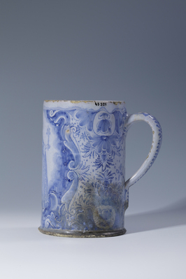 43329
<br/>
Walzenkrug mit Maria
<br/>
<em>Fayencemanufaktur Nürnberg</em>