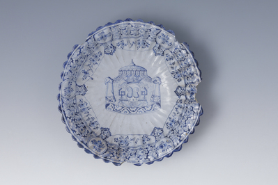 43373
<br/>
Rippenschüssel
<br/>
<em>Fayencemanufaktur Ansbach</em>