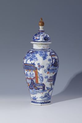 43481
<br/>
Deckelvase mit Chinoiserie
<br/>
<em>Fayencemanufaktur Ansbach</em>