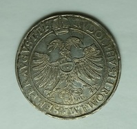69103
<br/>
Taler von 1590 aus der Zeit von Fürstbischof Julius Echter von Mespelbrunn (1573-1617)
<br/>
<em>Mespelbrunn, Julius Echter von</em>