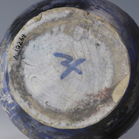 A. 10264
<br/>
Enghalskanne mit Landschaft
<br/>
<em>Fayencemanufaktur Nürnberg</em>