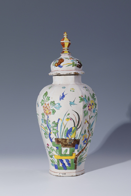 A. 24106
<br/>
Deckelvase der "Grünen Familie"
<br/>
<em>Fayencemanufaktur Ansbach</em>