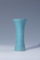 A. 24639
<br/>
Flötenvase
<br/>
<em>Fayencemanufaktur Ansbach</em>