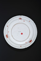 A. 62429
<br/>
Platte der "Grünen Familie"
<br/>
<em>Fayencemanufaktur Ansbach</em>