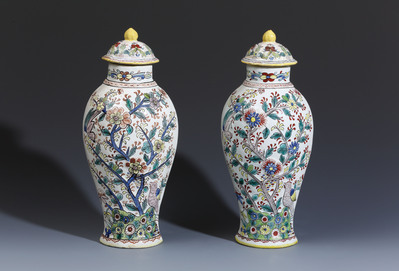 A. 66923
<br/>
Deckelvase der "Grünen Familie"
<br/>
<em>Fayencemanufaktur Ansbach</em>