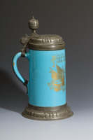 A. 66943
<br/>
Walzenkrug
<br/>
<em>Fayencemanufaktur Ansbach</em>