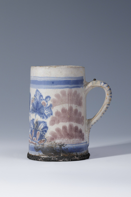 A. 8339
<br/>
Walzenkrug
<br/>
<em>Fayencemanufaktur Bayreuth</em>