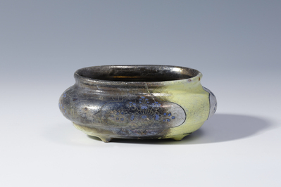 A. 8355
<br/>
Unterteil einer Deckeldose
<br/>
<em>Fayencemanufaktur Bayreuth</em>