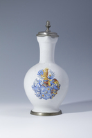 A. 8394
<br/>
Enghalskanne mit dem Wappen der Familie von Dölitz
<br/>
<em>Rössler, Wolfgang</em>