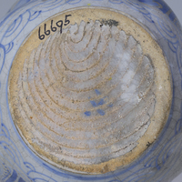 A. 8435
<br/>
Birnkrug
<br/>
<em>Fayencemanufaktur Nürnberg</em>