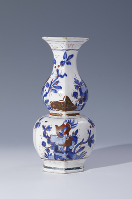 A. 8456
<br/>
Doppelkürbisvase
<br/>
<em>Fayencemanufaktur Ansbach</em>