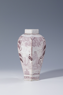 A. 8548
<br/>
Vase mit Chinoiserie
<br/>
<em>Fayencemanufaktur Ansbach</em>