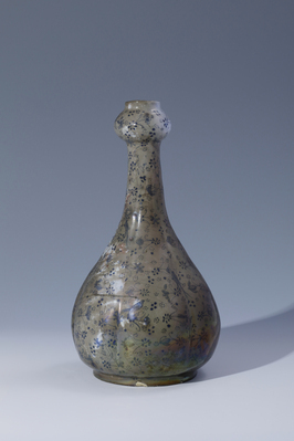 A. 8554
<br/>
Flaschenvase
<br/>
<em>Fayencemanufaktur Ansbach</em>