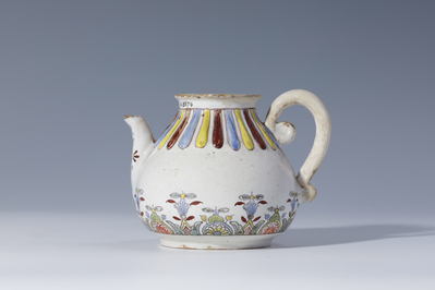 A. 8574
<br/>
Teekanne
<br/>
<em>Fayencemanufaktur Ansbach</em>