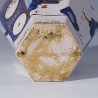 A. 8580
<br/>
Deckelvase
<br/>
<em>Fayencemanufaktur Ansbach</em>