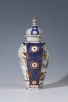 A. 8584
<br/>
Deckelvase
<br/>
<em>Fayencemanufaktur Ansbach</em>