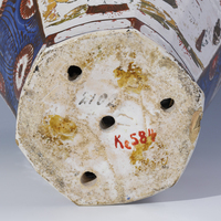 A. 8584
<br/>
Deckelvase
<br/>
<em>Fayencemanufaktur Ansbach</em>