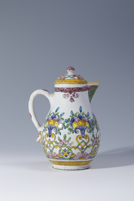 S. 23859
<br/>
Kaffeekanne
<br/>
<em>Fayencemanufaktur Bayreuth</em>