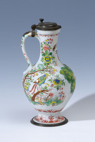 S. 41379
<br/>
Enghalskanne der "Grünen Familie"
<br/>
<em>Fayencemanufaktur Ansbach</em>