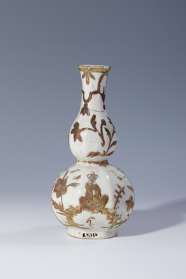 S. 41386
<br/>
Doppelkürbisvase mit Golddekor.
<br/>
<em>Fayencemanufaktur Ansbach</em>