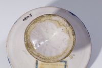 S. 41714
<br/>
Kleine Fußplatte
<br/>
<em>Fayencemanufaktur Nürnberg</em>