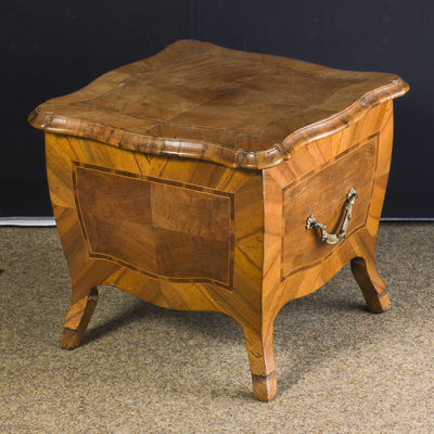 S. 47539
<br/>
Nachtstuhl in Form eines Hockers
<br/>
<em></em>