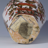 S. 61795
<br/>
Balustervase mit Deckel
<br/>
<em>Fayencemanufaktur Ansbach</em>