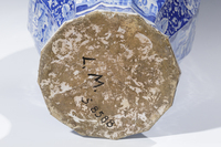 S. 8588
<br/>
Große Deckelvase
<br/>
<em>Fayencemanufaktur Ansbach</em>